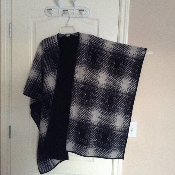 Nicole Miller Original Women's Blanket Fleece Wrap Black Gray Plaid Poncho Warm - Picture 3 of 5